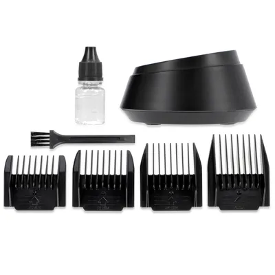 Set bestehend aus Ladestation, Ölflasche, Reinigungsbürste und vier schwarzen Aufsteckkämmen für Haarschneidemaschinen.