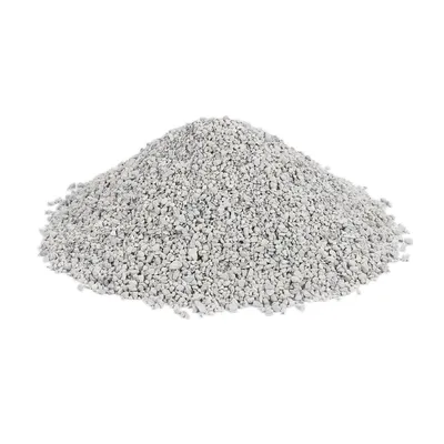 Hoop grijs kattengrit met fijne korrelstructuur, los gestort op witte achtergrond. Materiaal: mineraal grit.