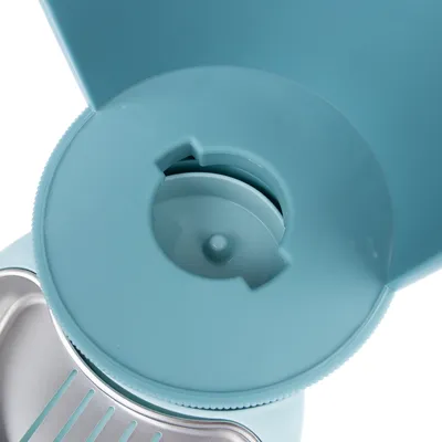 Nahaufnahme eines blauen Futterspenders mit Öffnung für die Ausgabe von Tierfutter.