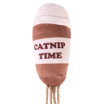 Spielzeug aus Stoff mit der Aufschrift 'Catnip Time' und Kordeln am unteren Ende.