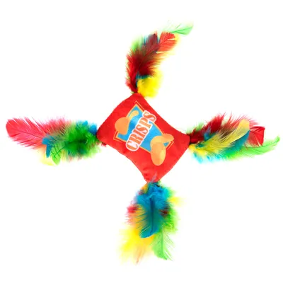 Jouet pour chat avec coussin rouge marqué 'CRISPS', décoré de plumes multicolores aux quatre coins. Texte en anglais visible sur le coussin.
