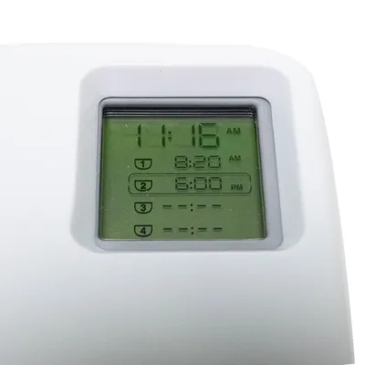 Digitaalinen näyttö, jossa kellonaika 11:16 AM ja kaksi ajastinta: 1) 8:30 AM, 2) 6:00 PM. Ajastimet 3 ja 4 eivät ole asetettu.