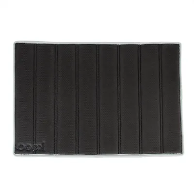 Alfombrilla negra con diseño acolchado y logotipo 'kooa' en la esquina. Forma rectangular, apta para varios usos.