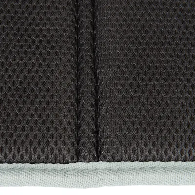 Primer plano de malla negra transpirable con borde gris. Detalles del material para la descripción del producto.