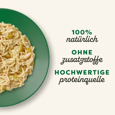 100% natürlich, ohne Zusatzstoffe, hochwertige Proteinquelle. Abgebildet ist ein grüner Teller mit zerkleinertem Futter und Gemüse.