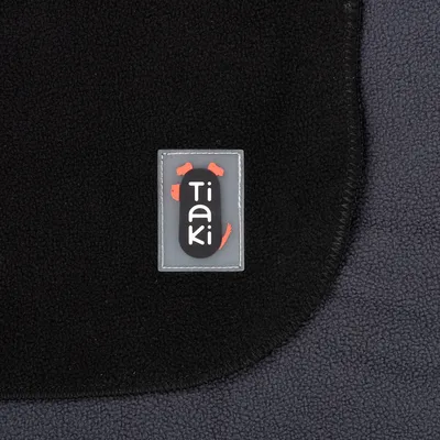 Tiaki-Logo auf schwarzem Stoff.