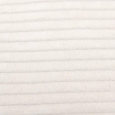 Nahaufnahme eines weissen, gerippten Stoffmaterials mit weicher Textur.