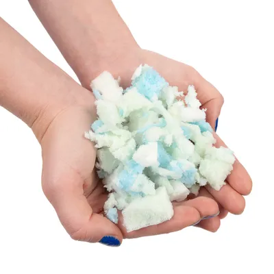 Hände halten weiche, farbige Füllmaterialien in Weiss, Blau und Grün. Geeignet für Heimtierbedarf oder Bastelzwecke.