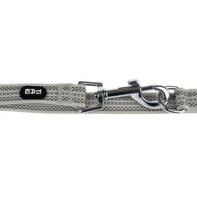 Collier pour chien gris avec motif réfléchissant et fermeture en métal argenté. Logo de la marque 'TDE' visible sur le côté du collier.