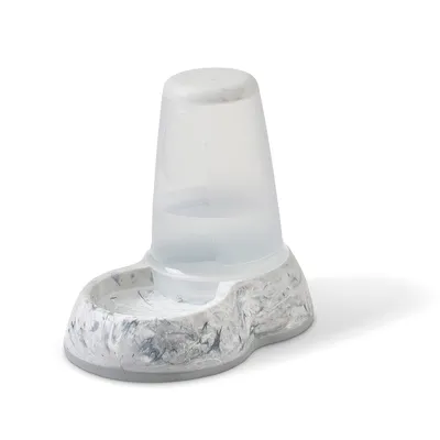 Wasserspender mit transparentem Behälter und marmorierter Basis, geeignet zur automatischen Wasserzufuhr.