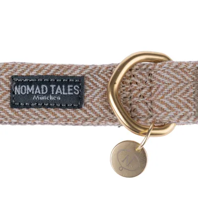 Nomad Tales München κολάρο σκύλου από μπεζ-λευκό ύφασμα με χρυσό μεταλλικό κρίκο και μενταγιόν.