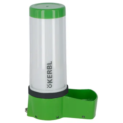 Kerbl foderautomat af grøn plast med transparent beholder og grøn skål. Mærkenavn synligt på beholderen.
