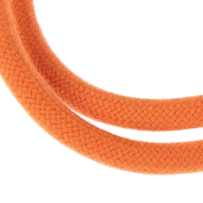 Nahaufnahme eines orangefarbenen, geflochtenen Seils aus Textilmaterial.