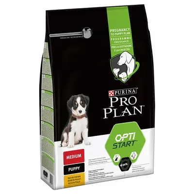 Sac hrană pentru câini Purina Pro Plan OptiStart, Medium Puppy, bogat în pui. Text vizibil: Pregnancy to Puppy Plan, +50%. Ambalaj negru cu verde și imagine cățel.