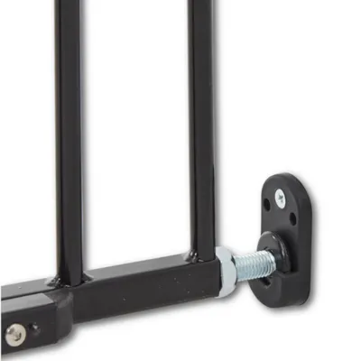 Detailní záběr na černou kovovou mříž s upevněním šrouby a montáží na stěnu. Vhodné pro stabilní instalaci.