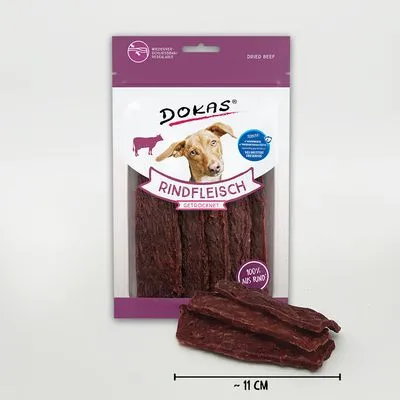 Dokas Rindfleisch gedroogd, verpakking met zichtbare rundersticks, tekst: 100% aus Rind, ca. 11 cm lang. Tekst op verpakking in het Duits.