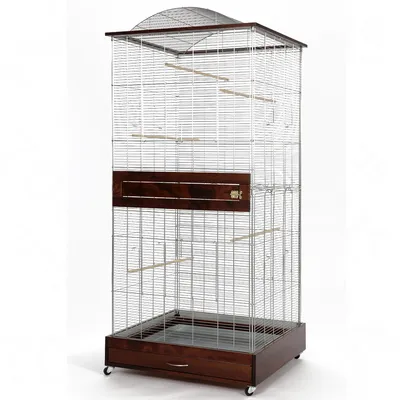 Голяма клетка за птици с метални решетки, дървена основа и рамка, няколко дървени кацалки и чекмедже за почистване в долната част, монтирана на колелца.