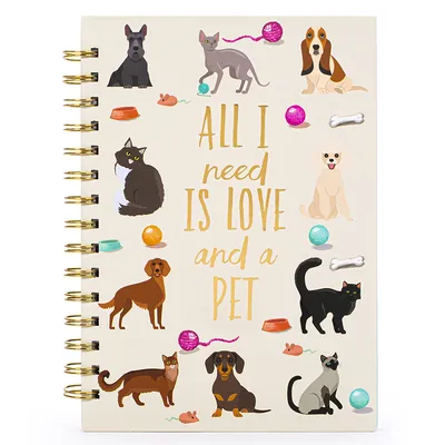 Σπιράλ σημειωματάριο με την επιγραφή 'All I need is love and a pet', με σχέδια σκύλων, γατών, παιχνιδιών και κόκαλων.
