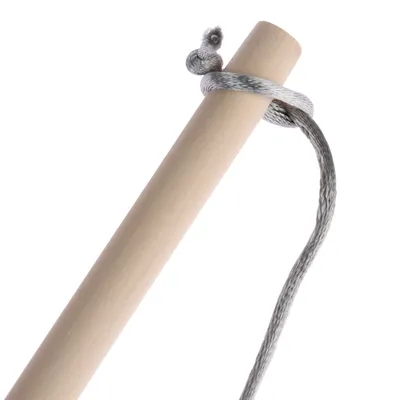 Barra de madera con cuerda gris, apta para juguetes o accesorios.