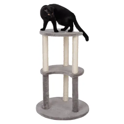 Rascador gris de tres niveles con postes de sisal, gato negro en la plataforma superior.