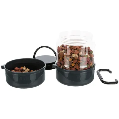 Foderbehållare av plast med avtagbart lock, fylld med torrfoder. Innehåller två skålar och en karbinhake för fastsättning.