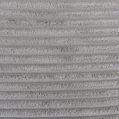 Detailní záběr na šedý, žebrovaný textilní materiál s měkkou texturou.
