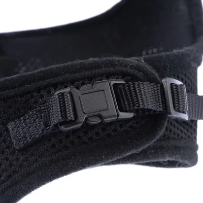 Detailný záber na čierne zapínanie na klik na priedušnom, polstrovanom materiáli.