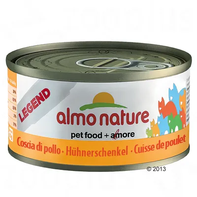 Lata de alimento para animais Almo Nature Legend, texto visível: pet food + amore, Coscia di pollo · Hühnerschenkel · Cuisse de poulet. Gráfico com silhuetas de gatos coloridos.