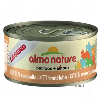 Lata de comida para gatos Almo Nature Legend, texto visível: pet food + amore, KITTEN con pollo · KITTEN mit Huhn · KITTEN avec poulet. Gráfico de percentagens parcialmente visível.