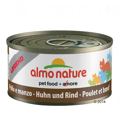Lata de comida para animais Almo Nature Legend, texto visível: pet food + amore, Pollo e manzo, Huhn und Rind, Poulet et bœuf. Ilustração de gatos coloridos na embalagem.
