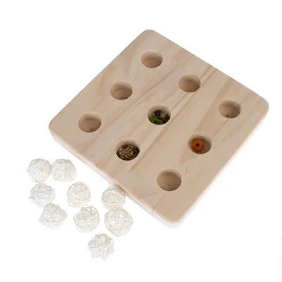 Drewniana zabawka z dziewięcioma wgłębieniami, częściowo wypełniona karmą lub zabawkami. Zawiera białe plastikowe piłki jako akcesoria.