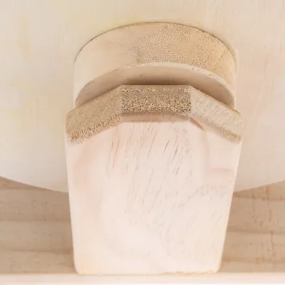 Nahaufnahme eines Holzbauteils mit glatter Oberfläche und klaren Kanten, geeignet für Möbel oder Zubehör.