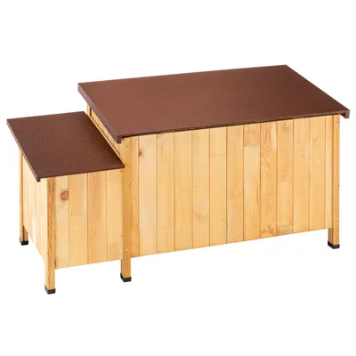 Holz-Hundehütte mit braunem Dach, zwei Ebenen und erhöhtem Stand.