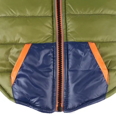 Detailansicht einer olivgrünen Steppjacke mit dunkelblauen Taschen und orangefarbenen Akzenten sowie einem Reissverschluss in der Mitte.