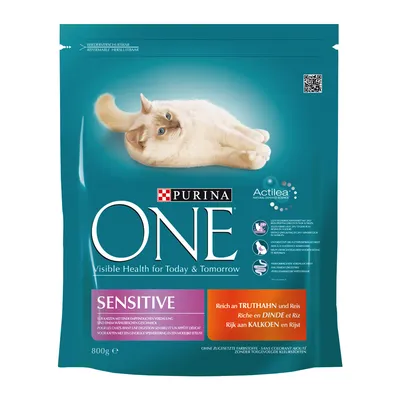 PURINA ONE Sensitive kattefoder, 800 g. Tekst: Visible Health for Today & Tomorrow, Actilea, SENSITIVE, Reich an TRUTHAN und Reis, Rijk aan KALKOEN en Rijst. Billede af kat.