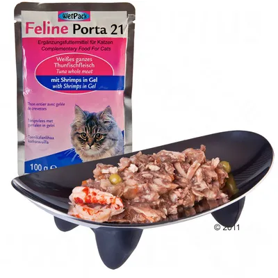 Feline Porta 21 WetPack kattenvoer, tonijnvlees met garnalen in gelei, 100 g. Verpakking en portie natvoer op zwart schaaltje zichtbaar.