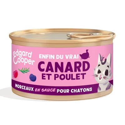 Boîte Edgard Cooper, texte visible : Enfin du vrai canard et poulet, morceaux en sauce pour chatons. Illustration de chaton et fruits sur l’étiquette.