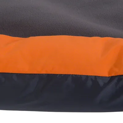 Nahaufnahme eines orange-schwarzen Stoffmaterials, möglicherweise Teil eines Produkts wie einer Decke oder eines Kissens.