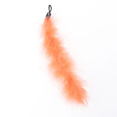 Accessoire en plumes orange avec boucle noire, sans marque visible, matériau plumeux apparent.