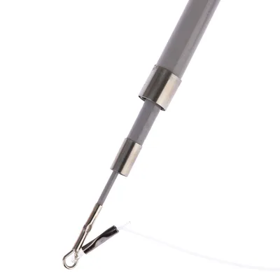 Bâton télescopique gris avec embouts métalliques et fil en plastique transparent attaché à l’extrémité, sans marque visible.