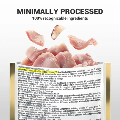 Tekst na engleskom: MINIMALLY PROCESSED, 100% recognizable ingredients. Sastav: chicken fillets 75%, seabass 5%, rice 15%. Prikaz komadića sirovog mesa iznad pakiranja hrane za mačke.