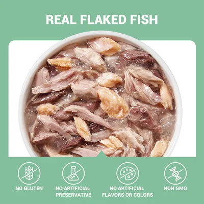 REAL FLAKED FISH. NO GLUTEN, NO ARTIFICIAL PRESERVATIVE, NO ARTIFICIAL FLAVORS OR COLORS, NON GMO (tekst na engleskom jeziku). Prikaz komadića ribe u zdjelici.
