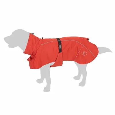 Rode hondenjas met reflecterende strepen, verstelbare sluiting en 'NT' logo aan de zijkant.
