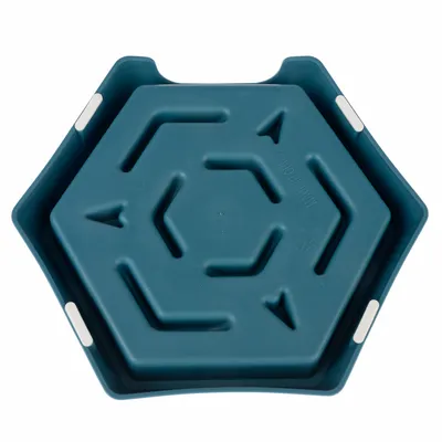 Gamelle hexagonale en plastique bleu avec reliefs en forme de labyrinthe et inscription visible 'MADE IN CHINA' et 'PP'.