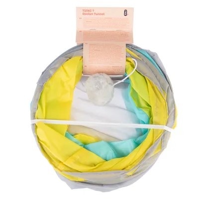TIKI T Rocket Tunnel, gelb-blau mit grauem Plüschball. Produktbeschreibung auf mehrsprachigem Etikett sichtbar.