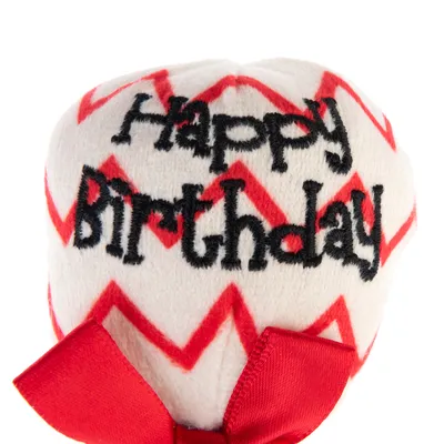 Juguete con estampado de zigzag rojo, inscripción negra 'Happy Birthday' y lazo rojo.