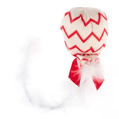 Juguete de tela con patrones de zigzag rojos, colgante de plumas blancas y cinta roja.