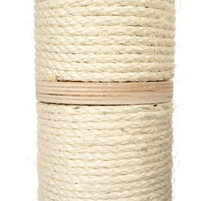 Detailní záběr na sisalové lano omotané kolem dřevěného sloupu.