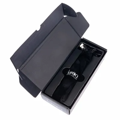 kooa. Schwarze Verpackung mit schwarzem Stoffbeutel und USB-Anschluss sichtbar.
