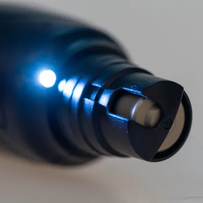Nahaufnahme eines elektrischen Krallenschleifers mit LED-Licht für präzises Arbeiten.